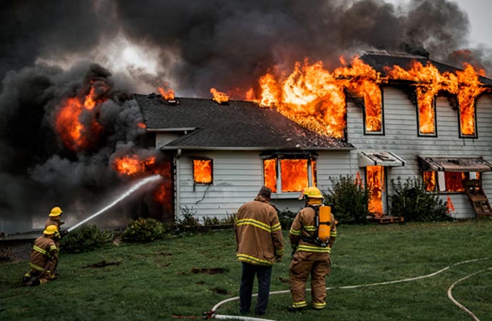 Special crews trying to put out the fire